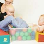 Spielende Babys im PEKiP-Kurs